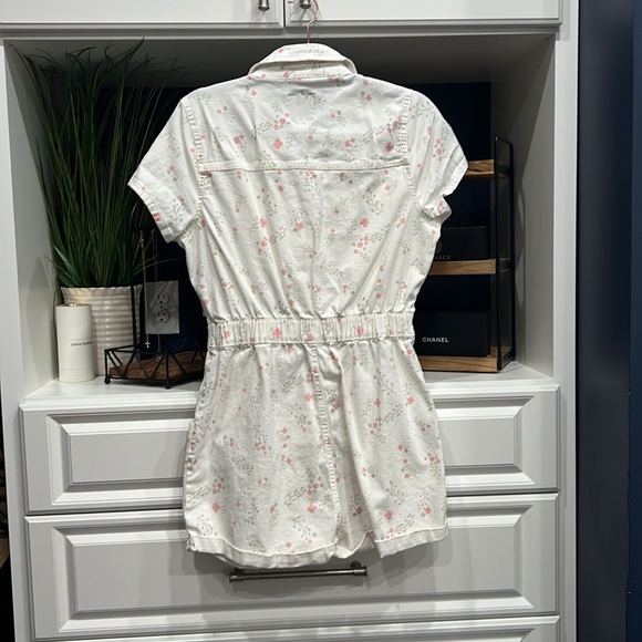 CELEBRITY PINK
M (7-9) Juniors White with flowers romper Good Condition - Picture 5 of 6